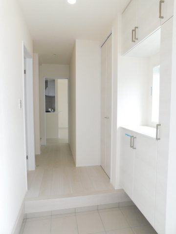 稲沢市田代１丁目の新築一戸建の玄関|◇玄関収納◇　　玄関がスッキリと片付くシューズ収納完備！　