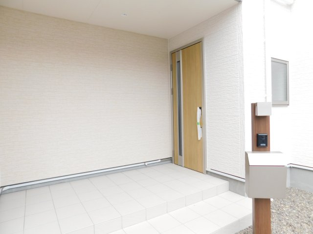 稲沢市田代１丁目の新築一戸建の玄関|◇玄関ポーチ◇　　宅配ＢＯＸや傘、自転車などが置けるゆとりのある玄関ポーチ！
