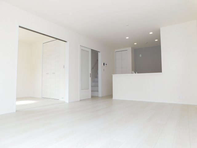 稲沢市田代１丁目の新築一戸建の居間・リビング|◇リビング◇　　南面で明るいリビング１５．７帖　キッチン横に収納完備！