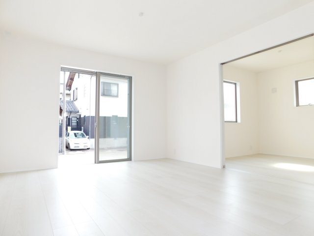 稲沢市田代１丁目の新築一戸建の居間・リビング|◇リビング◇　　南面で明るいリビング１５．７帖　洋室と続き間で２０．２帖の広々空間になります♪　