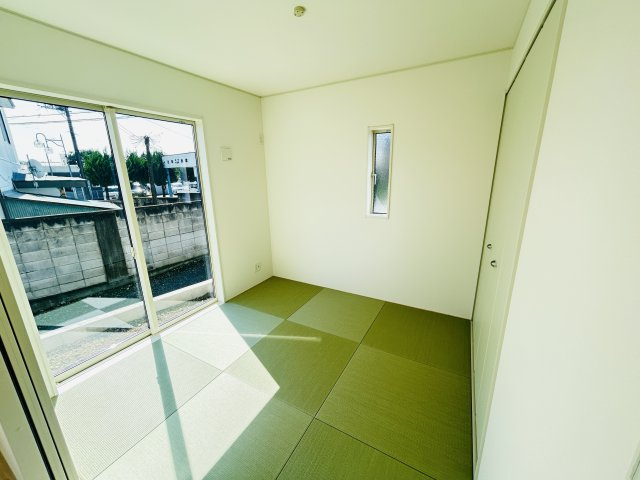 新築　前橋市粕川町女渕第３　クレイドルガーデン　2号館の和室|現地写真　リビング隣の和室はお子様の遊び部屋としてもちょうどいいですね♪							
