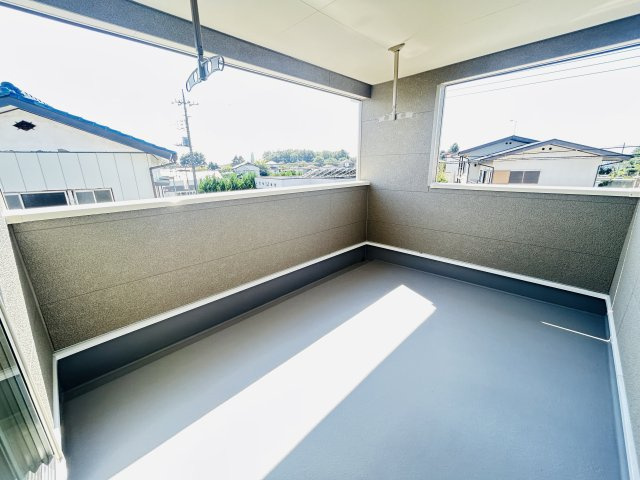 新築　前橋市粕川町女渕第３　クレイドルガーデン　2号館のバルコニー|現地写真　インナーバルコニーで少しの雨なら濡れずにすみます。天気が怪しいけど…という悩みも解消ですね!									

