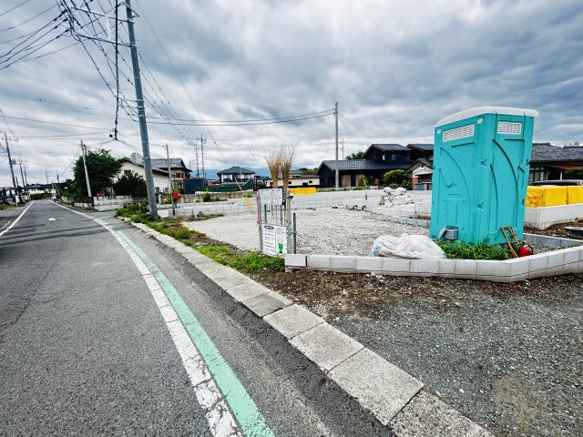新築　前橋市粕川町女淵第３　クレイドルガーデン　2号館の前面道路含む現地写真|現地写真　西側接道幅員約5.7ｍ
