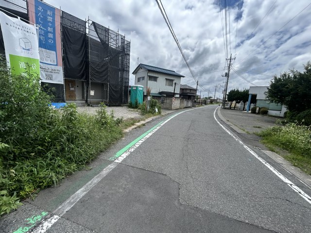新築　前橋市粕川町女渕第３　クレイドルガーデン　2号館の前面道路含む現地写真|現地写真　西側接道幅員約5.7ｍ