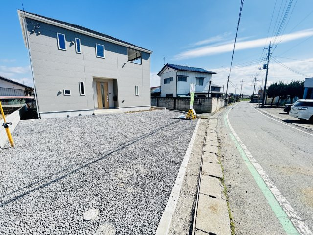 新築　前橋市粕川町女渕第３　クレイドルガーデン　2号館の前面道路含む現地写真|現地写真　西側接道幅員約5.7ｍ