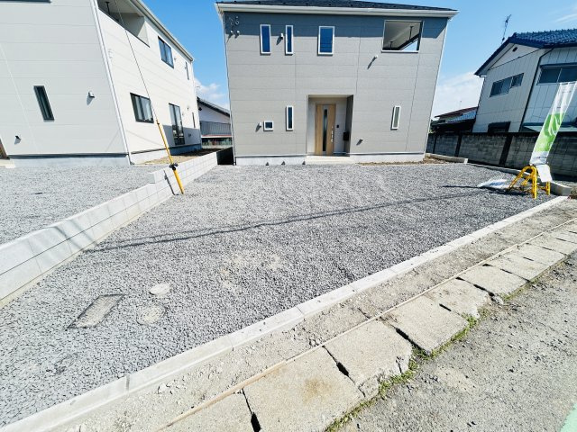 新築　前橋市粕川町女渕第３　クレイドルガーデン　2号館の駐車場|現地写真　駐車スペースは並列3台分可能です！
