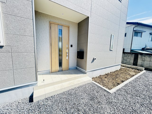 新築　前橋市粕川町女渕第３　クレイドルガーデン　2号館の玄関|現地写真　ポストと一体型のTVモニターホンでセキュリティ安心！
