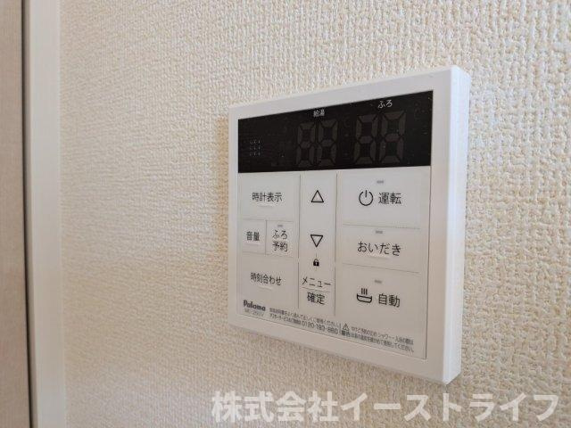 【新築戸建】（予約あり）　いわき市中岡町1丁目1期　長期優良住宅の発電・温水設備|2号棟写真　リビング内給湯器リモコンです。