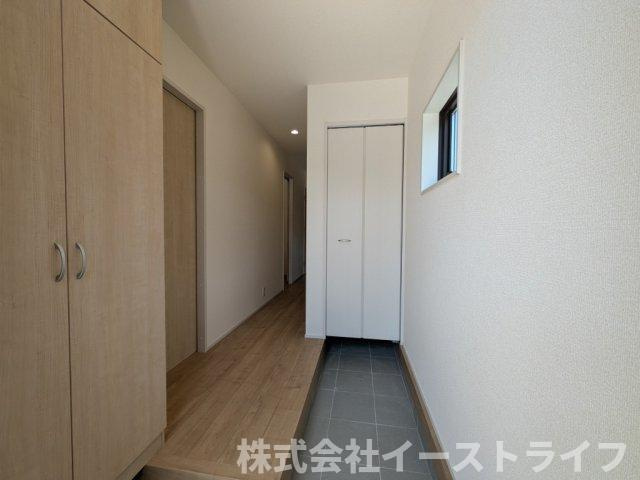 【新築戸建】（予約あり）　いわき市中岡町1丁目1期　長期優良住宅の玄関|2号棟写真　シューズクローゼットが2箇所完備れているので、靴の整理も困りません。玄関をスッキリ見せることができます！