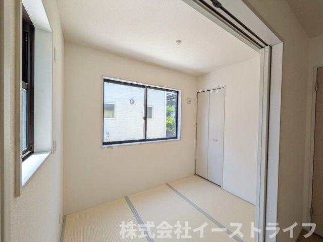 【新築戸建】　いわき市中岡町1丁目1期　長期優良住宅の居間・リビング|2号棟写真　穏やかな空間であることが必然のリビング。爽やかな通風と採光を存分に感じる事が出来る空間です。
