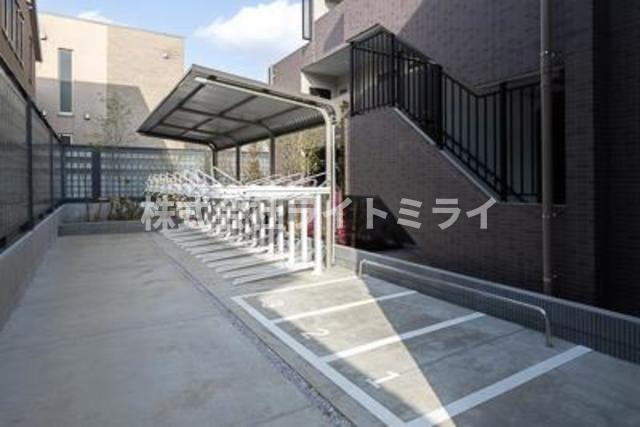 ルーチェ六義園の駐車場| 