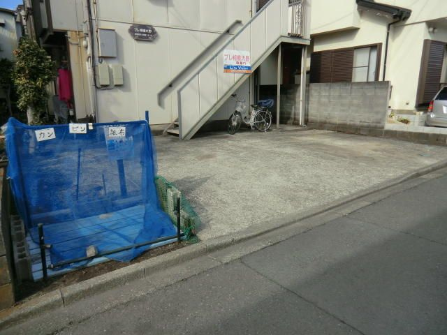 相模原市南区上鶴間１丁目のアパートの駐車場