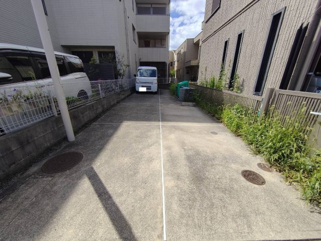 エクレール湘南の駐車場