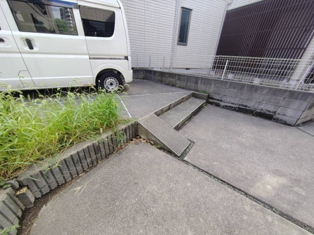 エクレール湘南の駐車場