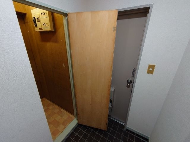 筑波ビルのエントランス