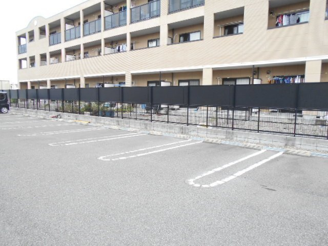 コートデイジーＢの駐車場