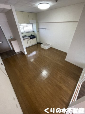 【居間・リビング】 | ヴィラアンソレイエ今治八町西 | 同タイプのお部屋です（現況を優先します）※募集部屋は、室外洗濯物置き場です