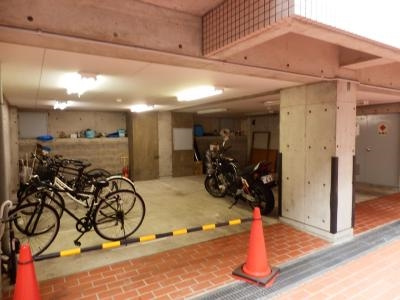 シャトレ・カルムの駐車場|駐輪場