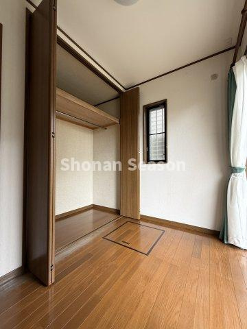 【現地画像あり】平塚市西真土　中古戸建　32.63坪の内装|各居室「収納」完備され、お片付けも楽々♪