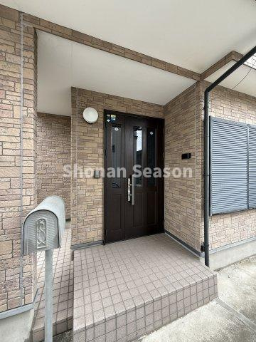 【現地画像あり】平塚市西真土　中古戸建　32.63坪の玄関|引き渡し：即時のため、すぐにお住まいお探しの方にもおススメです。
