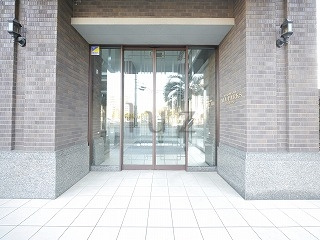 ヨコハマオールパークス第四街区のエントランス
