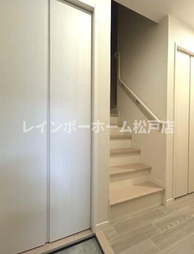 Ｅｌｅｇａｎｔｅ　Ｓｅｒｅｎｏの玄関|収納もある玄関です