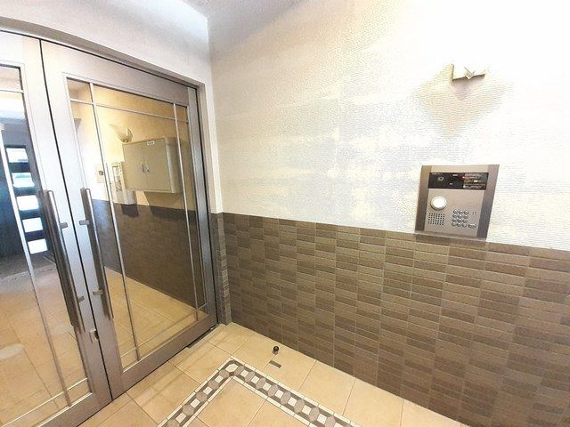 フィルストン白壁のエントランス