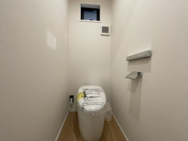 練馬区田柄5丁目 限定1棟のトイレ|タンクレスのシャワートイレ 小窓があり換気に優れています
