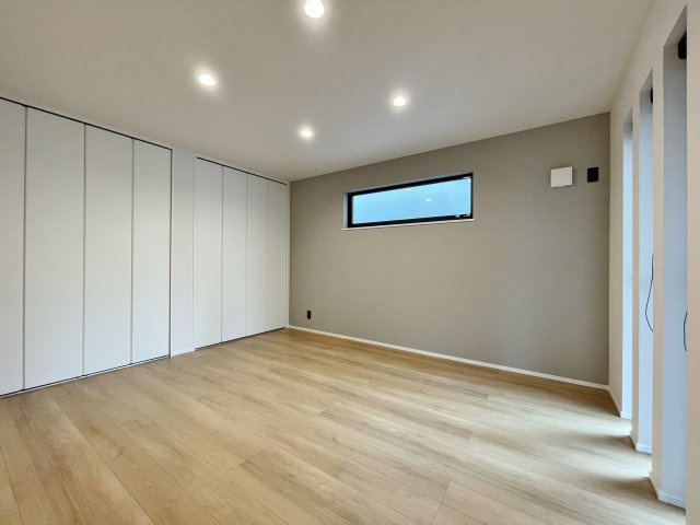 練馬区田柄5丁目 限定1棟の洋室|洋室7.9帖には間口の広いクローゼットがあり、居住スペースを広々とお使いいただけます
ゆとりのある広さで居室部分を広々とお使いいただけるので、主寝室におすすめです