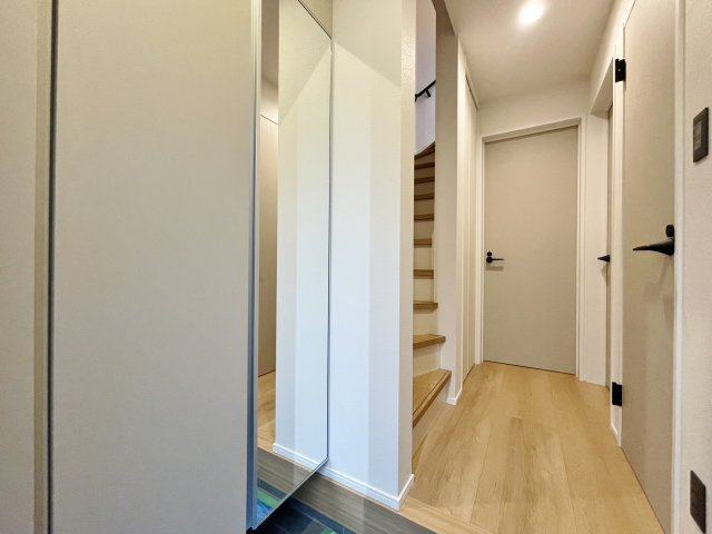 練馬区田柄5丁目 限定1棟の玄関|玄関は明るい空間
シューズボックスには姿見ミラーも付いておりお出かけの際の身だしなみチェックができます