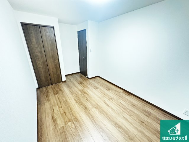 現地説明会　香芝市西真美　の洋室|シンプルな洋室は、自分好みのインテリアが楽しめます♪ご家族とインテリアや家具を選びに行くのは物件購入時の醍醐味の一つです。ぜひお楽しみください♪
