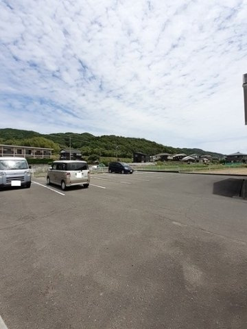 フロイデンス１の駐車場