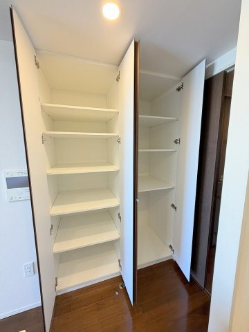 プレイズ三郷中央の収納|ストック品や散らかりやすい書類などの収納にも便利なリビングの収納です
