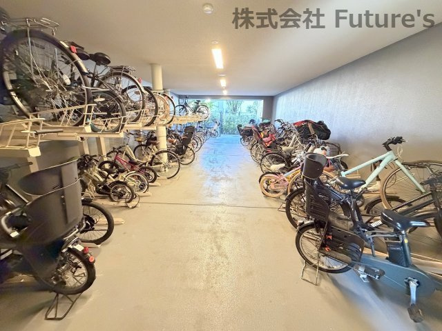 プレイズ三郷中央の駐輪場|雨の日も安心の建物内の駐輪スペースです