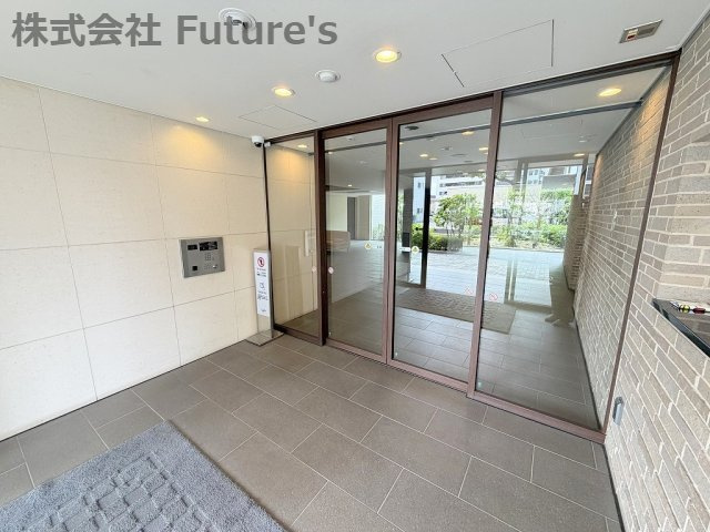 プレイズ三郷中央のエントランス|安心のオートロック付きマンション