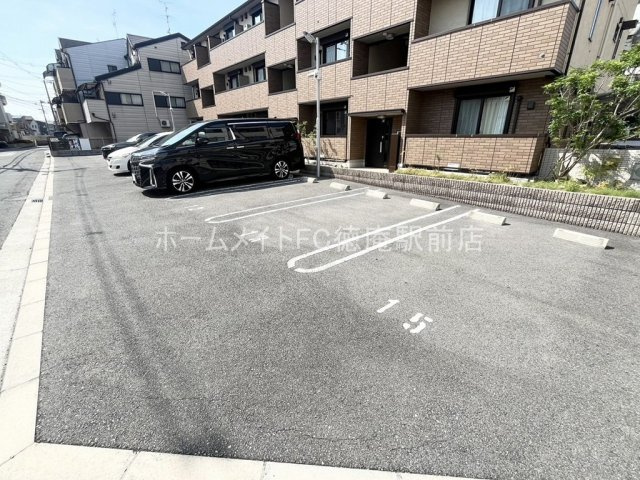 コンフォールミタニの駐車場