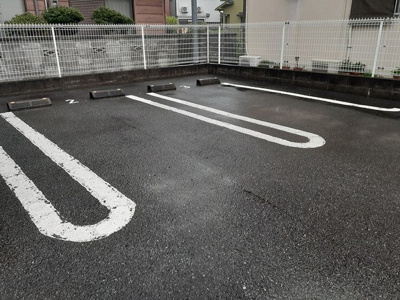 【駐車場】 | パインハースト　Ｅ | 駐車場があるので、車を買う予定の方も安心です