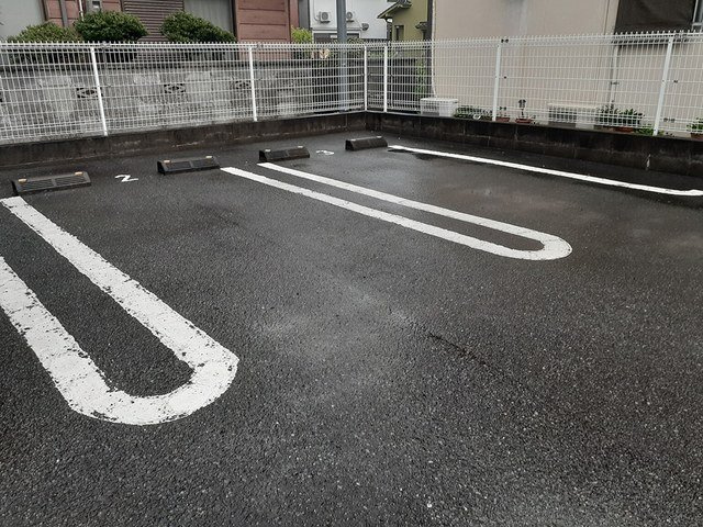【駐車場】 | パインハースト　Ｅ | 駐車場があるので、車を買う予定の方も安心です