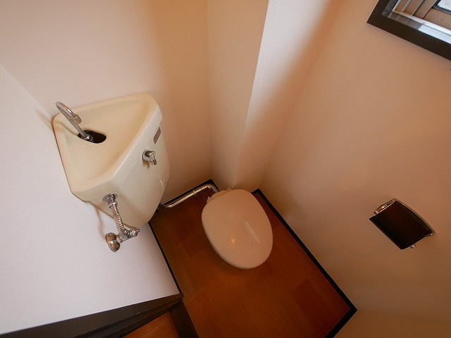 大奥マンションBのトイレ|落ち着いた色調のトイレです