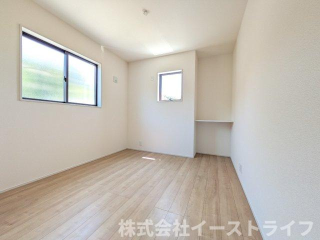 【新築戸建】　いわき市中岡町1丁目1期　長期優良住宅の子供部屋|2号棟写真　フローリングのお部屋は耐久性があり傷がつきにくいので、一般的な使用ではメンテナンスはあまり必要ありません。また、汚れたらさっと拭き取るだけで、キレイな状態を保つことができます。