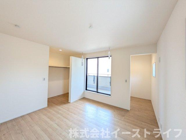 【新築戸建】　いわき市中岡町1丁目1期　長期優良住宅の寝室|2号棟写真　窓から日が差し込む明るい洋室。シンプルな造りなので配置するインテリア次第でお好きなお部屋の雰囲気に変えられます。