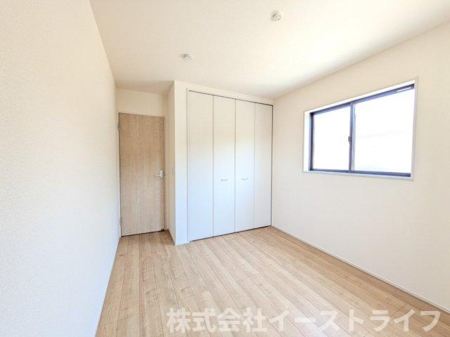 【新築戸建】　いわき市中岡町1丁目1期　長期優良住宅の洋室|2号棟写真　家具などのインテリアともマッチしておしゃれ感が出しやすく、身の回りの整理がしやすいのも魅力な洋室です。
