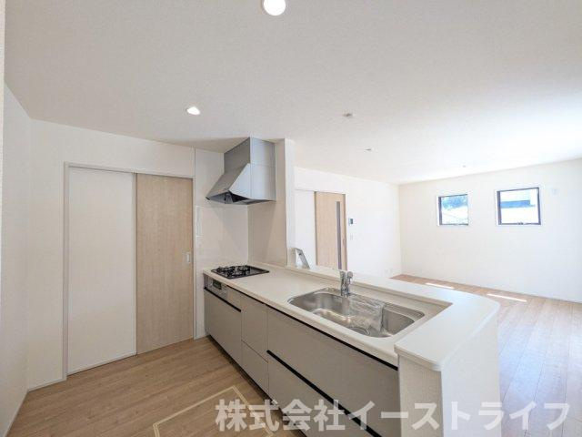 【新築戸建】　いわき市中岡町1丁目1期　長期優良住宅のキッチン|2号棟写真　対面キッチンを選ぶ方の多くが、家族とのコミュニケーションを重視して選ばれます。特に小さなお子さんを持つご家庭では、調理中もお子さんの様子をみられるということは大きな安心に繋がります！