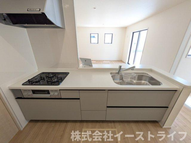 【新築戸建】　いわき市中岡町1丁目1期　長期優良住宅のキッチン|2号棟写真　使い勝手の良いシステムキッチンで、対面式なのでご家族との団欒にもぴったりですね(^^)/また、収納力もあるのでスッキリが実現します◎