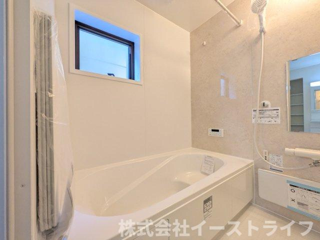 【新築戸建】　いわき市中岡町1丁目1期　長期優良住宅の浴室|2号棟写真　１坪サイズのバスルーム。浴室換気乾燥機を標準装備。乾きやすい床やお手入れのしやすい排水口など、いつも清潔にご使用いただけます。