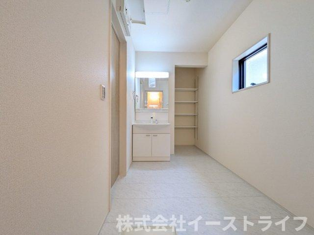 【新築戸建】　いわき市中岡町1丁目1期　長期優良住宅の洗面所|2号棟写真　広い洗面室が魅力です！洗面ボウル下のキャビネットや鏡の裏（三面鏡など）に、歯ブラシ、洗剤のストック、タオル、化粧品などをすっきり整理できます。