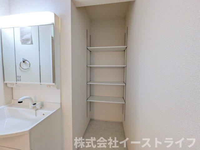 【新築戸建】　いわき市中岡町1丁目1期　長期優良住宅の収納|2号棟写真　洗面台の隣には備え付けの棚があるので、タオルや洗剤などを収納でき大変便利です！