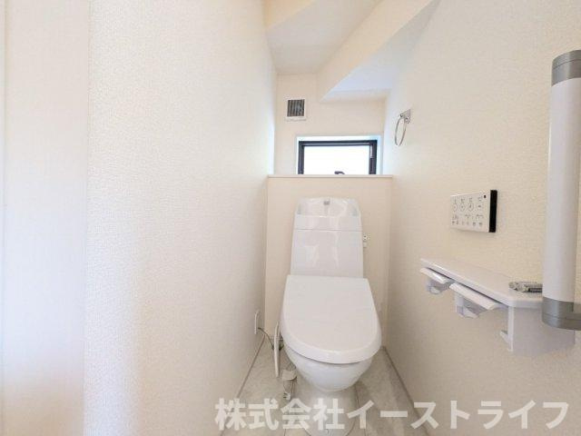 【新築戸建】　いわき市中岡町1丁目1期　長期優良住宅のトイレ|2号棟写真　白を基調とした、シンプルながらも落ち着くデザインです。洗浄機付き温水便座で機能性もばっちりです！1階と2階に完備されているので、朝の忙しい時間帯に困ることはありません。