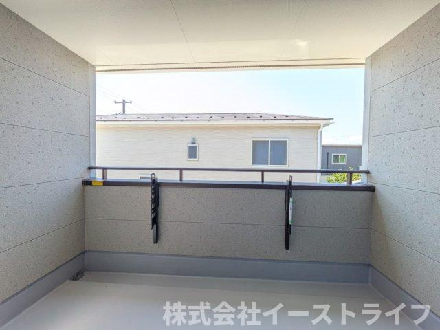 【新築戸建】　いわき市中岡町1丁目1期　長期優良住宅のバルコニー|2号棟写真　バルコニーは広々としていてお洗濯が楽ちんです。また日当たりを好む植物を育てるにはぴったりの空間なので、ガーデニングの場としても楽しむことができます