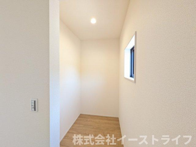 【新築戸建】　いわき市中岡町1丁目1期　長期優良住宅の収納|2号棟写真　寝室にはストレージルームが付いているので、机を設置してリモートスペースにしたり、趣味部屋としても活用いただけます！